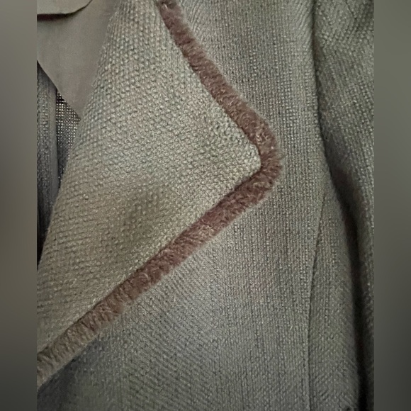 🔥🖤Ann Taylor black blazer with eyelash trim. Size M. Beautiful fit & style! - Picture 4 of 5